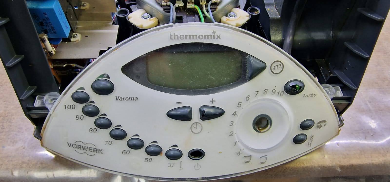 Cambio de frontal roto Thermomix TM31 en Sator Electrónica